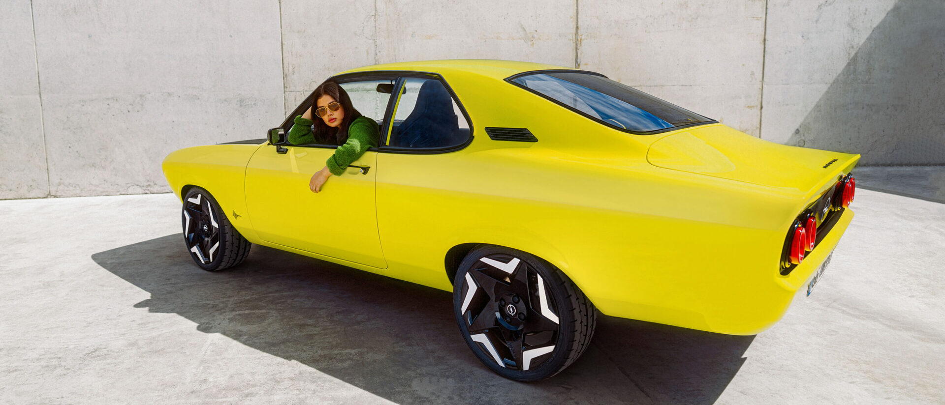 Manta GSe ElektroMOD opel manta gse exterior back 21x9 515569 scaled - Manta GSe ElektroMOD