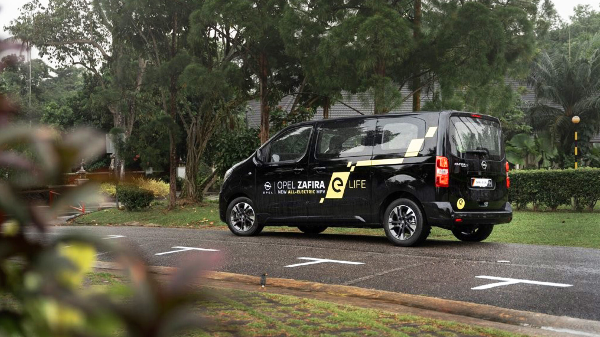 Review of the Opel Zafira-e Life: Excelling at Ferrying